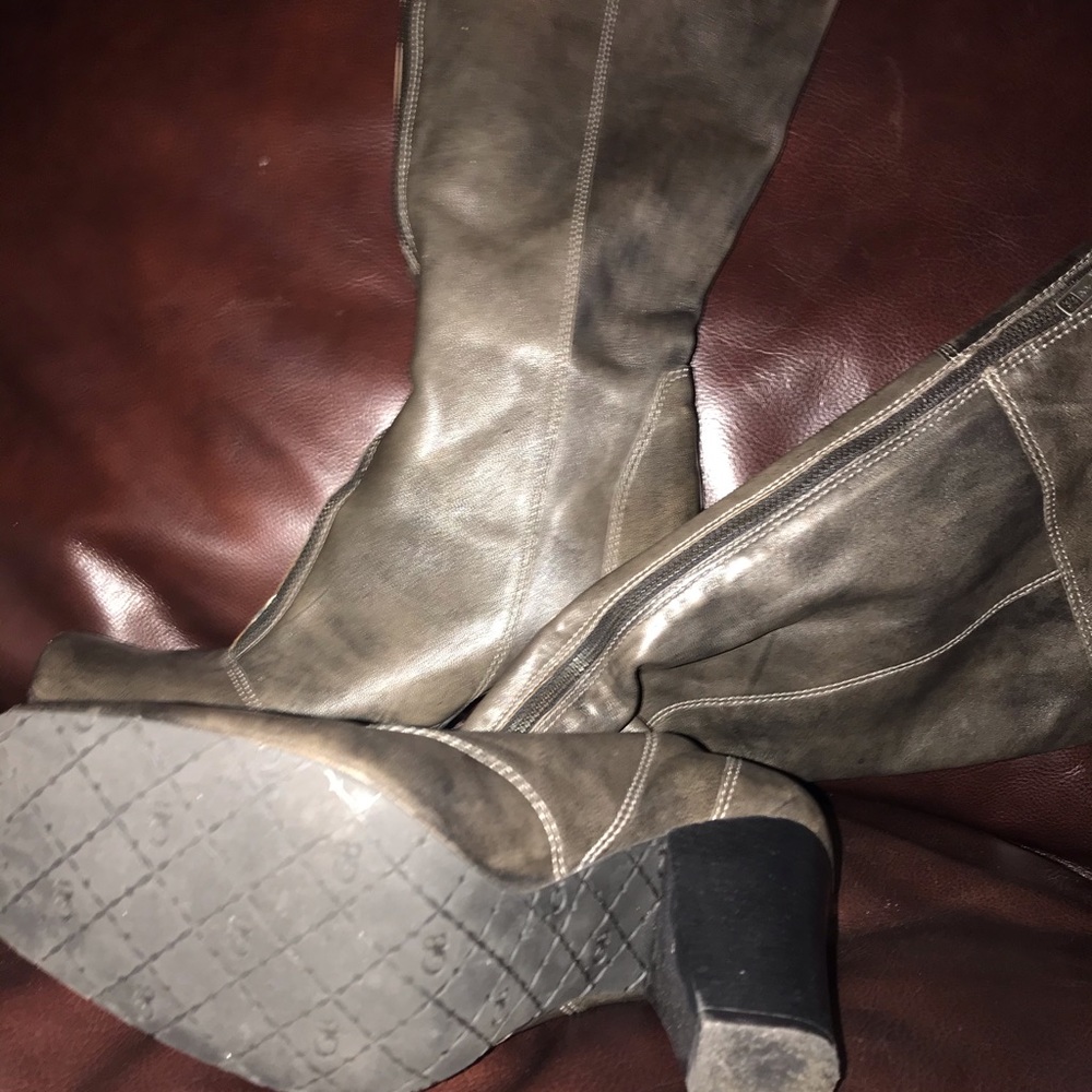 Grey Gianni Bini Boots & Kate Landry handbag Bag.